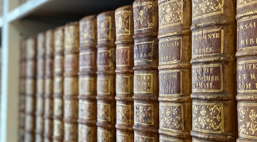 A library of biblical commentaries
